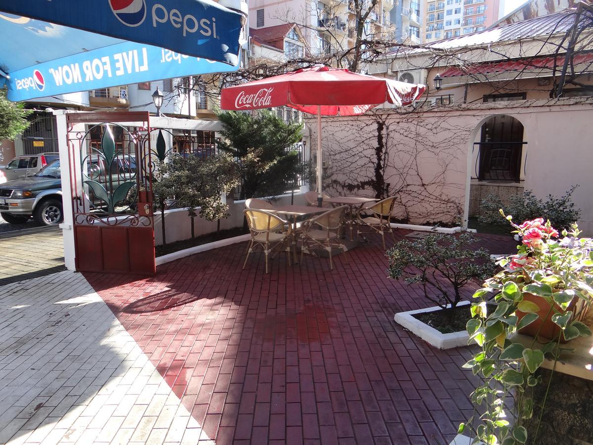 巴统 Light House酒店 外观 照片