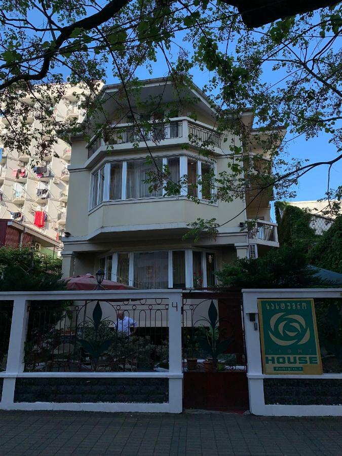 巴统 Light House酒店 外观 照片